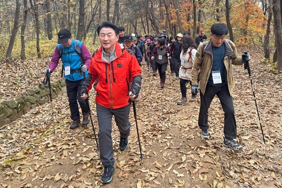 김동근 의정부시장이 시민들과 함께 산림 탐방로를 걸으며 사전답사에 참여하고 있다. 이번 행사는 수락산·천보산·용암산을 잇는 1박 2일 코스의 새로운 숲길 발굴을 위해 진행됐다. 사진=의정부시 제공
