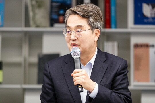11일 경기도서관에서 열린 경기도-반도체 기업 재생에너지 파트너십 협약식에서 김동연 경기도지사가 인사말을 하고 있다. 사진=경기도