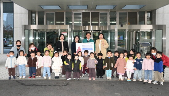 성금 기탁 장면. 사진=기장군 제공