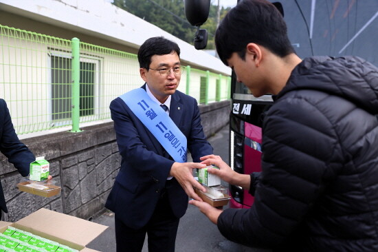 ‘가래떡 데이’ 행사 모습. 사진=경남농협 제공