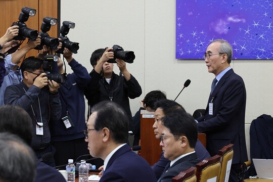 김영섭 KT대표가 10월 21일 국회 과학기술정보방송통신위원회에서 열린 국정감사에서 의원 질의에 답하고 있다. 사진=박은숙 기자