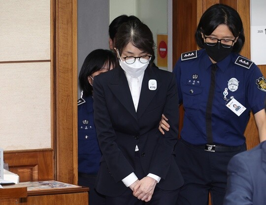 윤석열 전 대통령의 배우자 김건희 씨가 9월 24일 서울 서초동 서울중앙지법에서 열린 특정범죄가중처벌법상 알선수재 및 자본시장법·정치자금법 위반 등 사건 첫 재판에 출석하고 있다. 사진=사진공동취재단