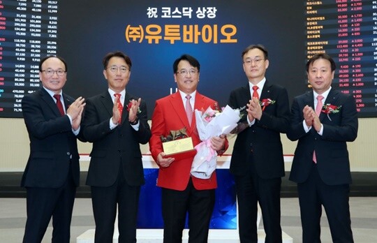 유투바이오에서 창업주인 김진태 대표(가운데)와 최대주주인 범 농심가 기업인 엔디에스 간 갈등이 표면화됐다. 2023년 11월 유투바이오는 코스닥 시장에 상장했다. 사진=한국거래소 제공