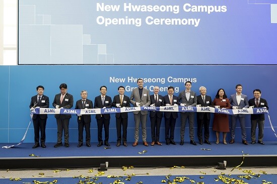 'ASML 화성 캠퍼스 준공식' 참석자들이 기념촬영하고 있다. 사진=화성특례시 제공