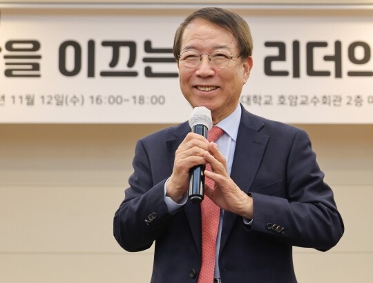 11월 12일 오후 서울 관악구 서울대학교 호암교수회관에서 열린 제123회 동반성장포럼에서 정운찬 동반성장연구소 이사장이 인사말을 하고 있다. 사진=임준선 기자