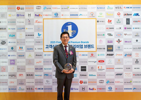 ▲김기태 보람상조 대표이사가 시상식에서 기념촬영을 하고 있다.