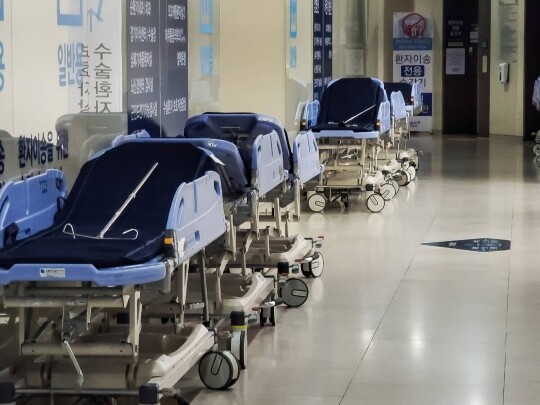 의료계의 대정부 투쟁이 본격화하면서 9월 사직 전공의들의 수련 병원 복귀로 봉합됐던 의정 갈등이 재발할 수도 있다는 우려도 나온다. 2024년 6월 의료진의 '무기한 집단휴진'에 돌입한 서울 종로구 서울대학교병원이 한산한 모습을 보이고 있다. 사진=최준필 기자