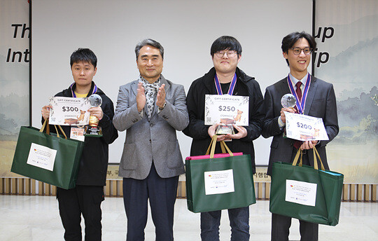 국가대표 부문 1~3위를 차지한 중국 푸유, 한국 신현석, 미국 알버트 옌 선수. 시상은 대한바둑협회 하근율 회장이 했다. 사진=대한바둑협회 제공