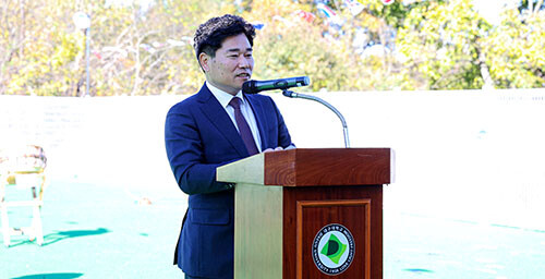 지난 11일 경산캠퍼스 바이오보건대학 반려동물운동장에서 열린 '제1회 사랑·빛·자유 반려동물 운동회'에서 박순진 총장이 인사말을 하고 있다. 사진=대구대 제공