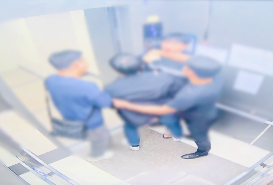 대포통장 유통 조직의 30대 총책 A 씨가 검거되는 모습. 사진=경기남부경찰청 제공