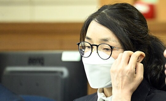 김건희 씨가 9월 24일 서울 서초동 서울중앙지법에서 열린 특정범죄가중처벌법상 알선수재 및 자본시장법·정치자금법 위반 등 사건 첫 재판에 출석했다. 사진=사진공동취재단