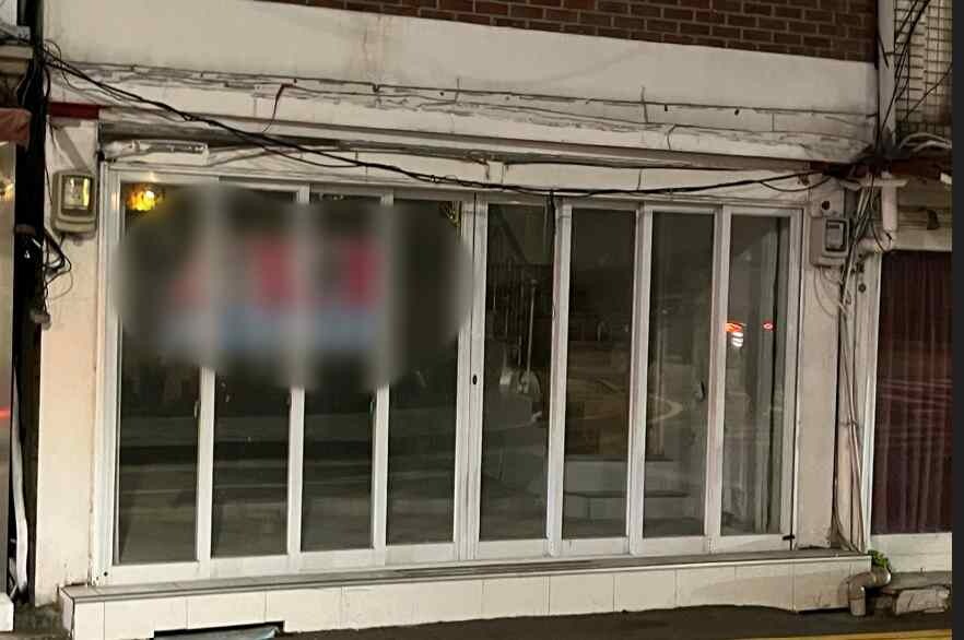 성매매 집결지 골목의 한 건물에 ‘임대 문의’ 스티커가 붙어 있다. 사진=한승구 기자.