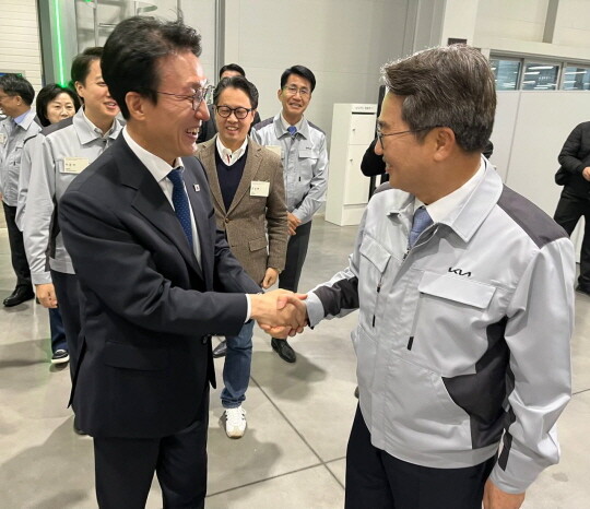 행사에 앞서 김민석 국무총리와 김동연 경기도지사가 만나 인사를 나누고 있다. 사진=김동연 SNS