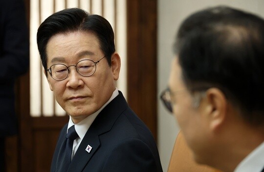 시정연설을 위해 국회를 방문한 이재명 대통령(왼쪽)이 11월 4일 국회의장접견실에서 열린 환담에서 우원식 국회의장의 발언을 듣고 있다. 사진=국회사진기자단