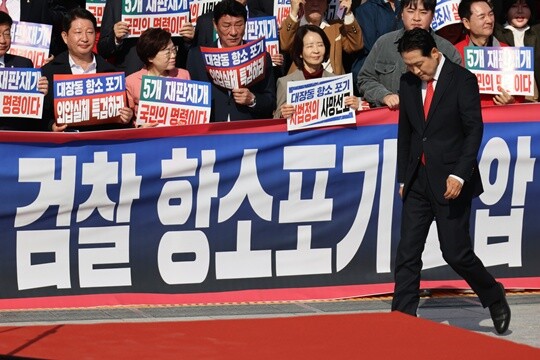 국민의힘 장동혁 대표가 11월 12일 국회 본청 앞 계단에서 열린 대장동 일당 7400억 국고 환수 촉구 및 검찰 항소 포기 외압 규탄대회에서 발언대로 이동하고 있다. 사진=박은숙 기자