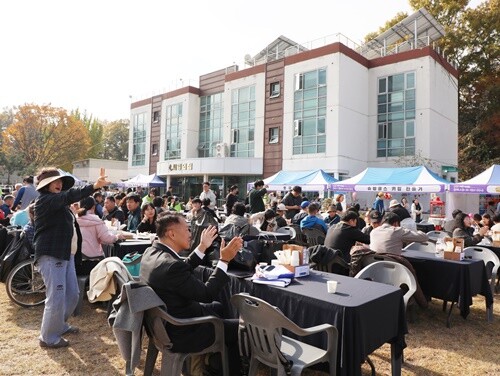 바자회장을 가득 메운 방문객들이 공연을 보며 잠시 일상의 분주함을 내려놓고 따뜻한 마음과 작은 기쁨이 흩날리는 순간을 함께 나누었다. 사진=사회복지법인 씨엘 제공