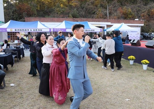 서울시 무형유산 송서율창 이수자이자 양평군 홍보대사이며, 2020년 TV조선 미스터트롯 시즌1에서 대학부 첫 올하트를 기록하며 본선 무대에 올랐던 국악트롯 가수 김태수의 공연에 방문객들이 어느새 하나의 무대를 함께 호흡하는 특별한 순간을 맞이했다. 사진=사회복지법인 씨엘 제공