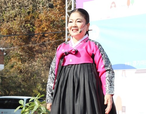 경기소리보존회 양평군지부 신필호 지부장의 동부민요 공연 장면. 맑고 힘 있는 소리가 바람에 실려 퍼지자, 관객들은 잠시 걸음을 멈추고 그 소리 속에 담긴 옛 이야기를 조용히 귀로, 마음으로 정답게 받아들이고 있었다.  사진=사회복지법인 씨엘 제공