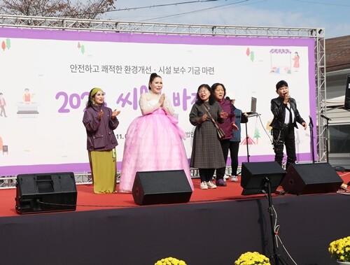 아름다운동행 공연 장면. 무대 위에 서로를 잇는 부드러운 울림이 피어오르면서 관객들 또한 하나의 마음으로 조용히 호흡을 맞추며 이름 그대로 ‘아름다운 동행’의 의미를 깊게 느끼고 있었다. 사진=사회복지법인 씨엘 제공
