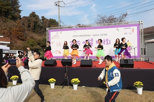 마미댄스라인댄스 공연 장면. 경쾌한 리듬에 맞춰 흩날리는 발걸음과 미소가 순간순간 빛을 그리듯 무대를 채우며, 지켜보는 이들의 마음에도 따뜻한 즐거움이 잔잔히 번져갔다.사진=사회복지법인 씨엘 제공