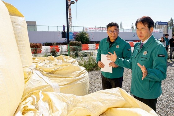 2025-2026 겨울도로 제설 대책 현장점검 중인 이동환 고양특례시장(오른쪽). 사진=고양특례시 제공
