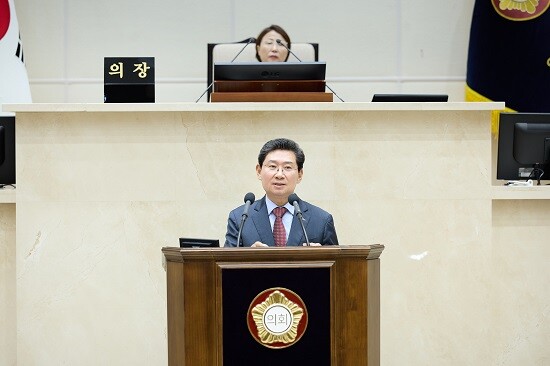 이상일 용인특례시장이 14일 용인특례시의회 제297회 본회의 시정연설을 통해 2026년도 시정운영 방향을 밝히고 있다. 사진=용인특례시 제공