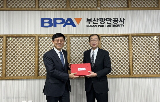 교토 화주 대상 부산항 팸투어 기념촬영 장면. 사진=BPA 제공