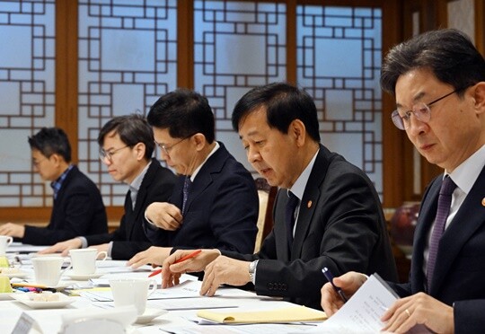 11월 14일 구윤철 부총리 겸 기획재정부 장관이 서울 종로구 정부서울청사에서 열린 시장상황점검회의를 주재 하고 있다. 사진=기획재정부 제공