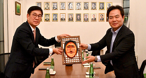 김학홍 경북도 행정부지사가 오스트리아 한국대사관을 방문해 대사를 접견하고 기념촬영을 하고 있다. 사진=경북도 제공
