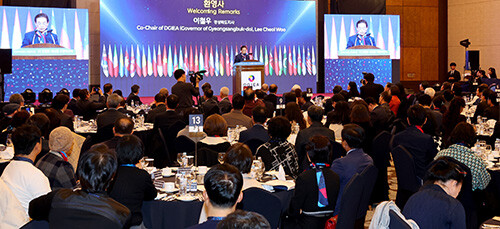 이철우 지사가 14일 경주 힐튼호텔에서 열린 '2025 대구경북국제교류협의회 친선의 밤' 행사에서 환영사를 하고 있다. 사진=경북도 제공