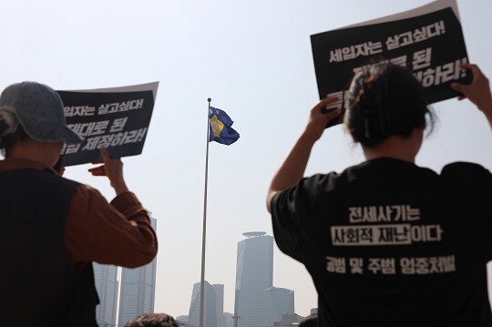 전세사기·깡통전세 피해자 전국대책위원회와 시민사회대책위원회가 16일 오전 서울 여의도 국회 계단 앞에서 기자회견을 하고 있다. 2023.5.16. 사진=박은숙 기자