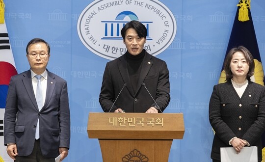 더불어민주당 정치검찰 조작기소 대응 특별위원회 한준호 위원장 등이 11월 16일 국회에서 대장동 사건 정영학 녹취록을 조작한 검찰을 규탄하는 기자회견을 하고 있다. 사진=연합뉴스