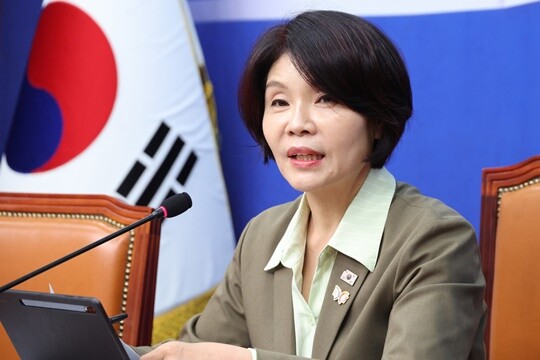 한정애 더불어민주당 정책위의장은 16일 국회에서 기자간담회를 열고 대미투자특별법 제정 필요성을 강조했다. 지난 10월 한 정책위의장이 국회에서 주택시장안정화TF 명단 발표 및 10·15 부동산 대책에 대해 설명하고 있다. 사진=박은숙 기자