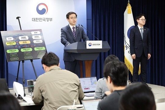 11월 14일 여한구 산업통상부 통상교섭본부장이 서울 정부서울청사 합동브리핑룸에서 한미 관세협상 팩트시트 및 MOU 관련 브리핑을 하고 있다. 사진=임준선 기자