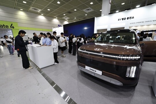 올해 국내에 보급된 전기차가 처음으로 20만 대를 넘어섰다. 지난 4월 서울 강남구 코엑스에서 열린 ‘월드 IT 쇼’에 아이오닉9 전기차가 전시돼 있다. 사진=박정훈 기자