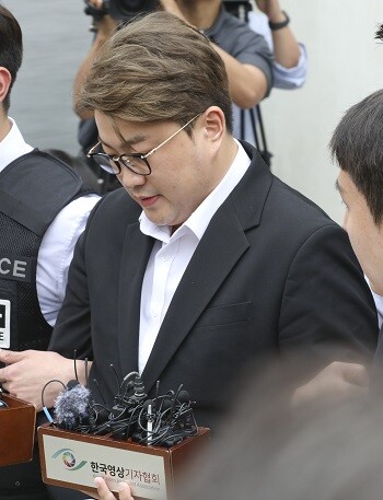 음주운전 뺑소니 사고로 실형을 선고 받아 소망교도소에 수감 중인 가수 김호중이 교도관으로부터 수천만 원대의 뇌물을 요구받았다는 의혹이 제기돼 법무부가 진상 조사에 나섰다. 사진=박정훈 기자