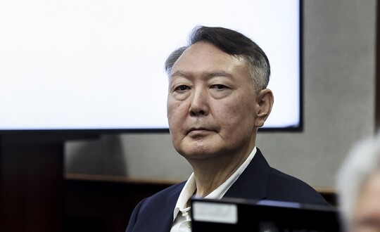 윤석열 전 대통령이 9월 26일 서울 서초구 서울중앙지법에서 열린 ‘특수공무집행 방해, 직권남용 권리행사 방해’ 혐의 첫 재판에 출석해 있다. 사진=사진공동취재단