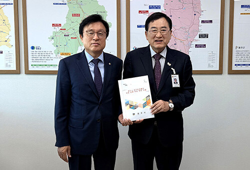 주낙영 시장이 지난 14일 국회를 방문해 박형수 국회 예산결산특별위원회 간사에게 2026년도 국비 반영을 위한 경주시 주요 현안사업 건의서를 전달하고 있다. 사진=경주시 제공