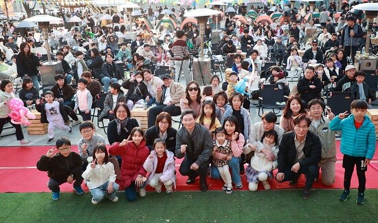 이상일 용인특례시장이 15일 용인포은아트홀 문화광장에서 열린 ‘2025어텀라운지페스티벌’에 참석해 시민과 소통의 시간을 갖고 있다. 사진=용인특례시 제공