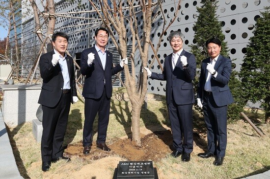 정명근 화성특례시장, 배정수 화성특례시의회 의장, 이영석 ASM코리아 대표가 기념 식수를 한 뒤 기념촬영하고 있다. 사진=화성특례시 제공