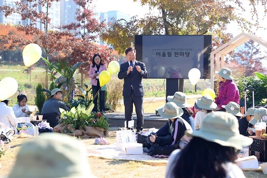 박승원 광명시장이 15일 정원 어울림 한마당에서 인사말을 하고 있다. 사진=광명시 제공