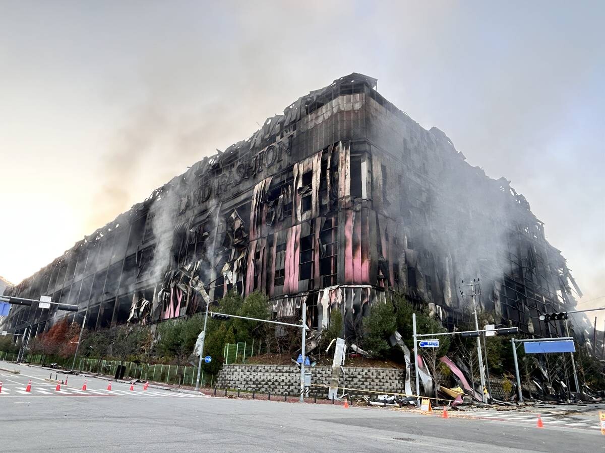 16일 오후 충남 천안시 동남구 풍세면 이랜드패션 물류센터가 전날 발생한 화재로 까맣게 타 있다. 사진=연합뉴스