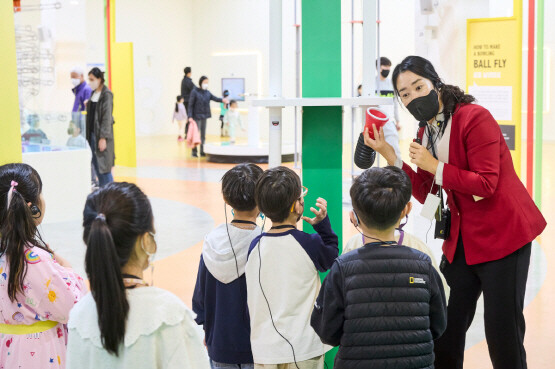 국립부산과학관 어린이과학관 전시물 해설 프로그램 참여 장면. 사진=국립부산과학관 제공
