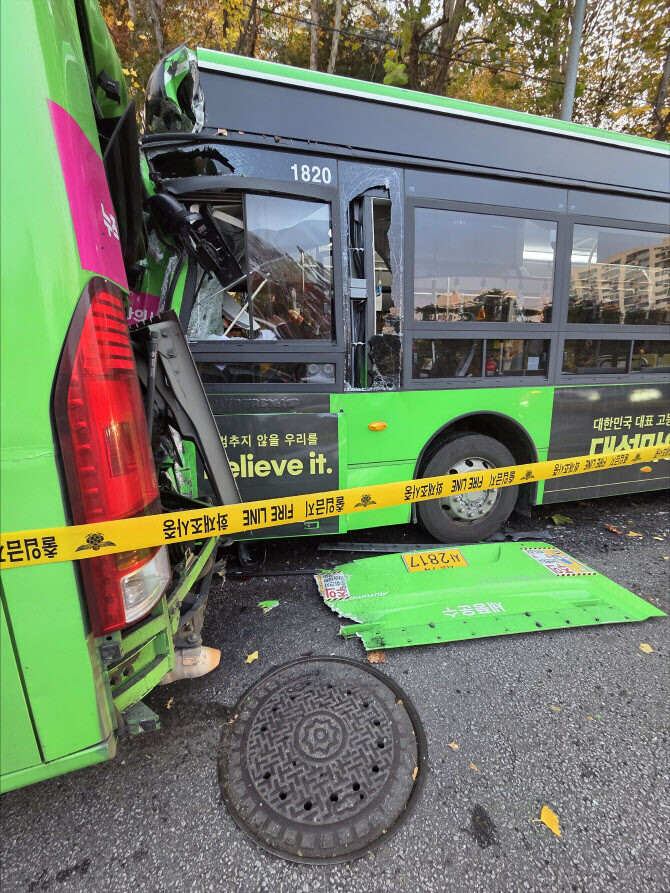 서울 양천구 신정동에서 발생한 버스 7중 추돌 사고 . 사진 = 양천소방서