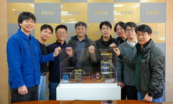 최진욱 박사(왼쪽 네 번째)를 비롯한 KERI 전력케이블연구센터 연구진이 J-tubeless 해저케이블 설치 공법을 개발했다. 사진=한국전기연구원 제공