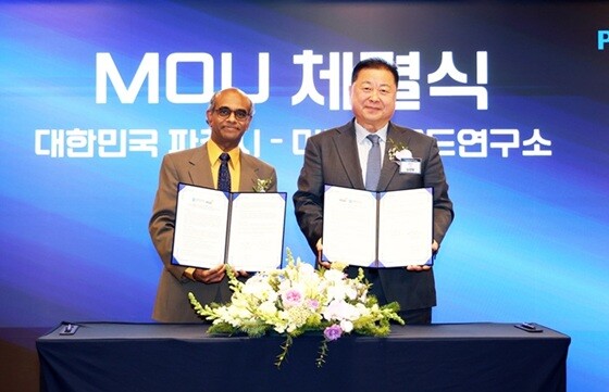 김경일 파주시장(오른쪽)이 미국 브로드연구소 관계자와 ‘국제협력 업무협약(MOU)’을 체결한 뒤 기념촬영을 하고 있다. 사진=파주시 제공