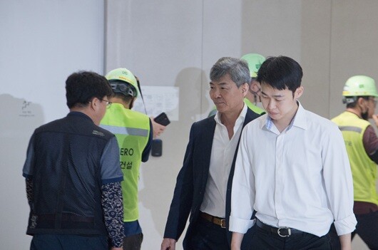 이종호 전 블랙펄인베스트 대표가 2025년 7월 21일 서울 종로구 KT광화문빌딩에 마련된 김건희 특검팀 사무실에 출석하는 모습. 이 전 대표는 일요신문에 "도이치모터스 주가조작 사건이 터지며 심 아무개 씨와 자주 통화했다"고 밝혔다. 사진=이종현 기자