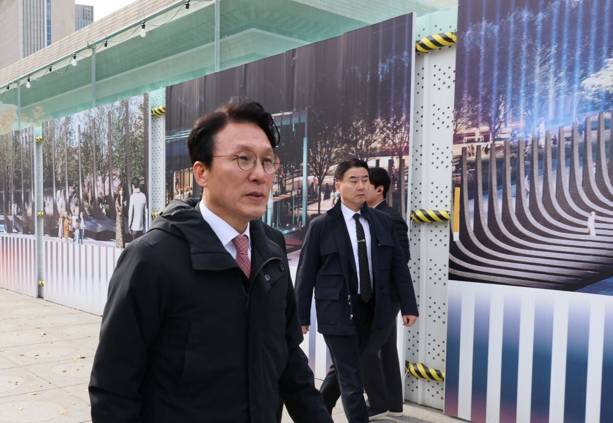 김민석 국무총리가 17일 서울 광화문광장에 조성중인 ‘감사의 정원’ 공사 현장을 찾아 외곽펜스에 그려진 조감도 옆을 지나고 있다. 사진=연합뉴스