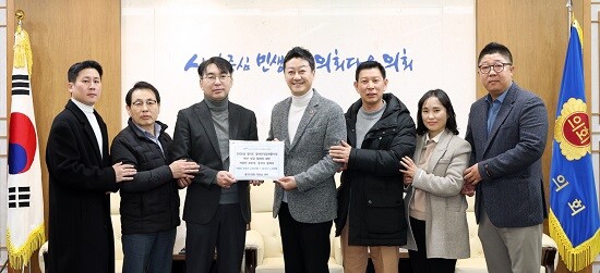 김진경 경기도의회 의장이 18일 집무실에서 경기도장애인직업재활시설협회와 면담을 가졌다. 사진=경기도의회 제공