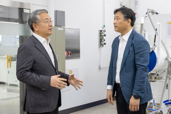김종호 기보 이사장(왼쪽)이 신동욱 (주)솔리비스 대표와 함께 사업장을 둘러보고 애로사항을 청취하고 있다. 사진=기보 제공